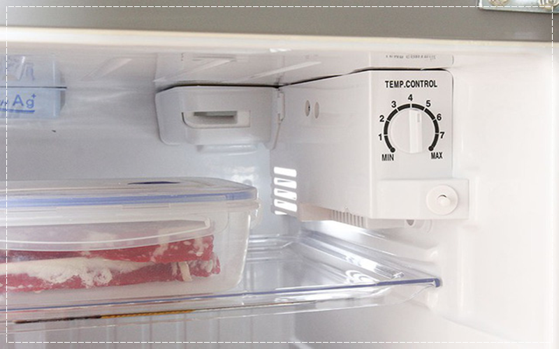 Nhiệt độ trong ngăn đá của tủ lạnh không đủ có thể là một trong những nguyên nhân khiến tủ lạnh không xuống đá